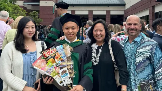 Christopher Wibisono bersama keluarganya di acara wisuda Fakultas Kedokteran di Virginia Commonwealth University di Richmond, Virginia
