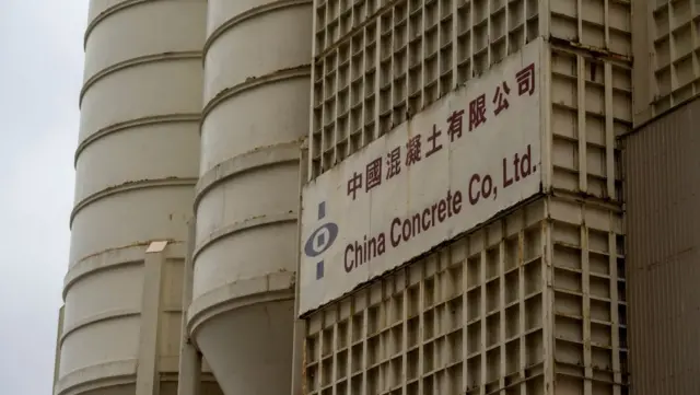 Fachada de fábrica de cemento