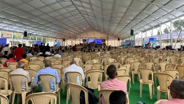 दीडच्या सुमारास सभागृहातील परिस्थिती.