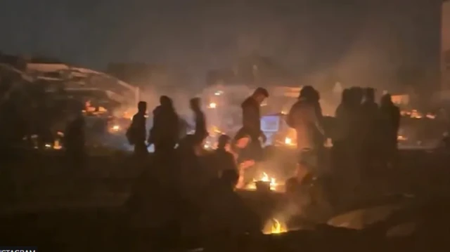 ইন্সটাগ্রামে প্রকাশ করা এই ছবিতে রাতের অন্ধকারে মানুষদের অপেক্ষা করতে দেখা যাচ্ছে