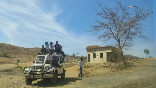 पोतीबाईंच्या गावाकडे जाणारा डोंगरातला कच्चा रस्ता 