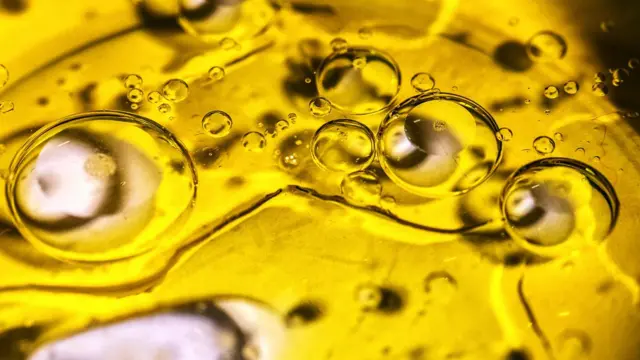  تُستخرج زيوت البذور من بذور النباتات، إلا أن هذه العملية غالبًا ما تكون صناعية على نطاق واسع وتستخدم مواد كيميائية