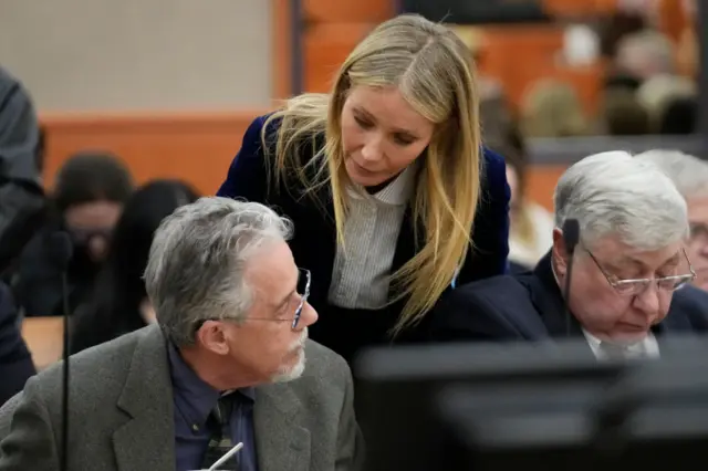 Gwyneth Paltrow, duruşma salonunu terk ederken Sanderson'ın kulağına eğilerek, "İyi olmanızı diliyorum" dedi