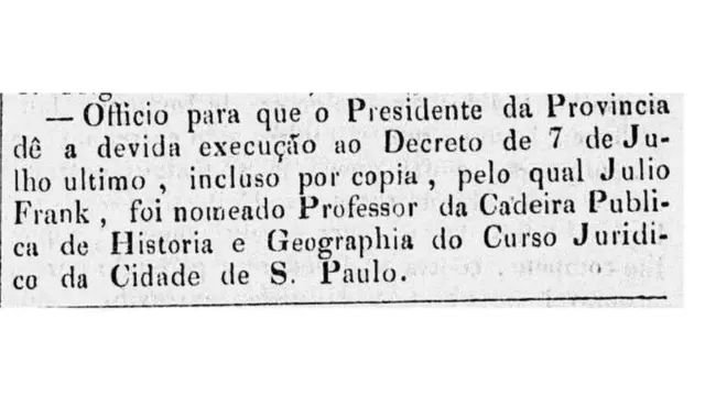 Recorte de um documento histórico, datado do século XIX, que registra a nomeação de Júlio Frank como professor da cadeira de História e Geografia do Curso Jurídico da cidade de São Paulo.
