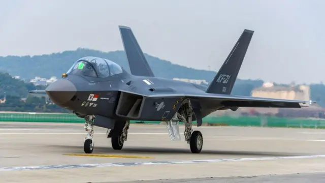 Jet tempur KF-21 Korea Selatan mendarat setelah demonstrasi udara selama Pameran Dirgantara dan Pertahanan Internasional Seoul (ADEX) 2023.