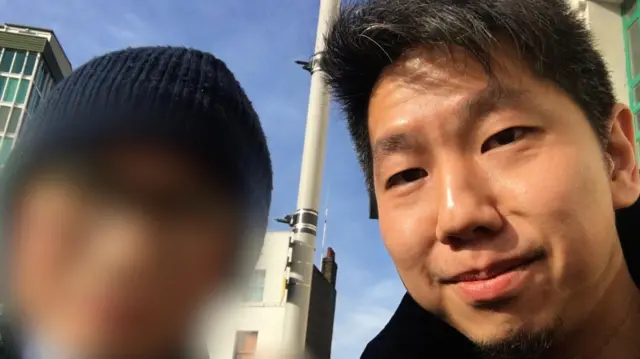 न्यूजनाइट अनुसन्धानकर्ता (अनुहार नचिन्ने बनाइएको) र एन्ड्रू