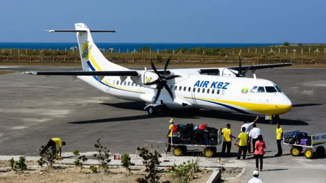 သံတွဲ(ငပလီ)လေဆိပ်မှာတွေ့ရတဲ့ Air KBZ လေကြောင်းလိုင်း (ပုံဟောင်း)