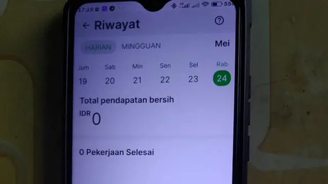 Afung memperlihatkan riwayat pesanan harian beserta total pendapatan bersih yang diterima dari Grab. 