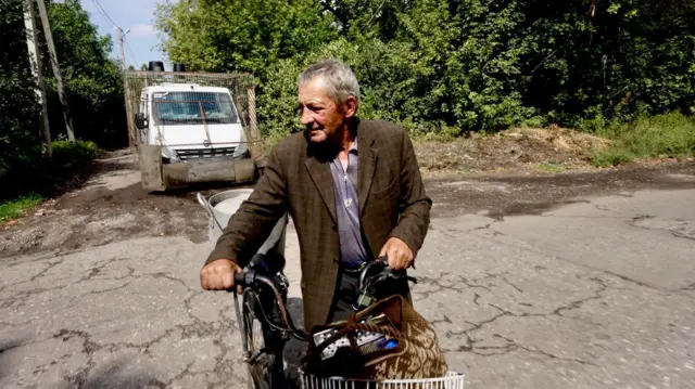 Starszy mężczyzna na rowerze w Biłozerśkem