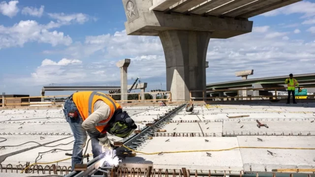 کارگری در حال کار در یک محل پل‌سازی