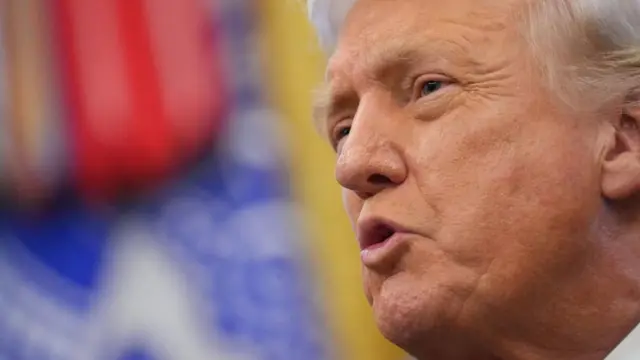 O presidente Donald Trump fala a jornalistas no Salão Oval da Casa Branca na segunda-feira (10/11)