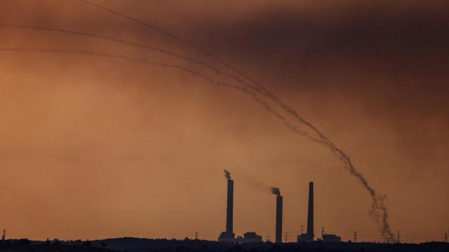 Foto mostra foguete sendo interceptado