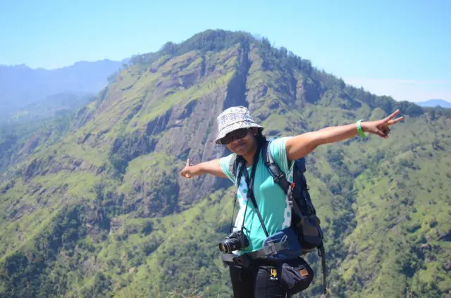 ඇය පවසන්නේ ශ්රී ලංකාවේ තනිව සංචාරය කිරීම සම්බන්ධයෙන් බොහෝ අය සමාජ මාධ්ය තුළ දක්වා තිබූ අදහස් සම්බන්ධයෙන් ඇයට ප්රශ්නයක් ඇති බව ය.