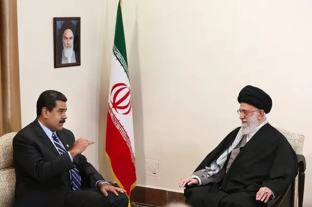 Maduro junto al líder de la revolución iraní, ayatolá Jamenei.