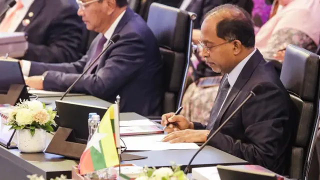 ဇူလိုင်လတုန်းက ဂျာကာတာမြို့မှာ ပြုလုပ်တဲ့ အာဆီယံ နိုင်ငံခြားရေးဝန်ကြီးများ အစည်းအဝေးပွဲမှာ တွေ့ရတဲ့ မလေးရှားနိုင်ငံခြားရေးဝန်ကြီး (ညာ)