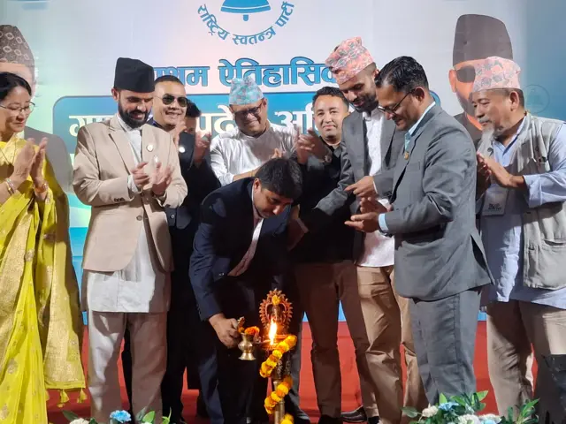 कास्कीमा रास्वपा जिल्ला अधिवेशन उद्घाटनमा पानसमा बत्ती बाल्दै नेताहरू 