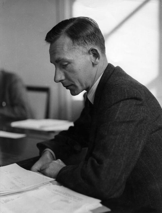 Rotblat en una reunión organizada por la Asociación de Científicos Atómicos en Londres, 1948.