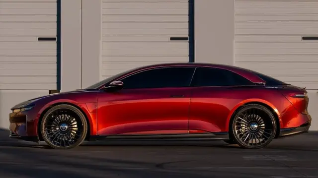 وستکوست کاستمزعلاوه بر تغییر درها، چرخهای ماشین را هم عوض کرده است