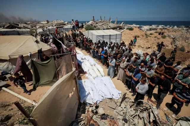 صلاة الجنازة على قتلى فلسطينيين في غزة