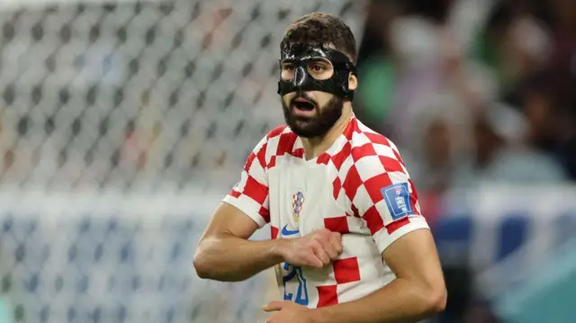 یوشکو گواردیول، بازیکن تیم ملی کرواسی و باشگاه منچستر سیتی در جام جهانی ۲۰۲۲ قطر از ماسک محافظ مقابل ژاپن استفاده کرد.