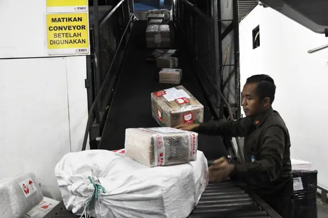 Pengiriman paket jelang Idulfitri di TIKI Station Pemuda, Rawamangun, Jakarta Timur, Senin (1/4/2024).