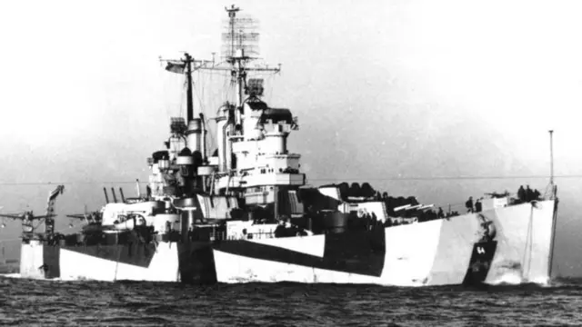 ABD savaş gemisi USS Vincennes'in siyah byeaz fotoğrafı