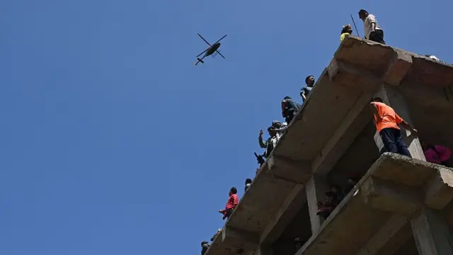 অকাশপথে উদ্ধারের আশায় বহু মানুষ
