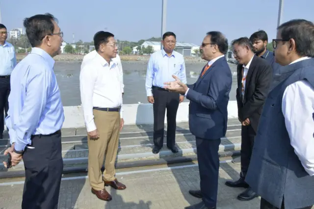 စစ်ခေါင်းဆောင်နဲ့ အိန္ဒိယနိုင်ငံ တာဝန်ရှိသူတွေ ၂၀၂၃ ခုနှစ် မတ်မှာ ရောက်ရှိခဲ့တဲ့ အိန္ဒိယနိုင်ငံက ရင်းနှီးမြှုပ်နှံထားတဲ့ စစ်တွေမြို့က ကုလားတန်စီမံကိန်းနေရာဖြစ်ပါတယ်။