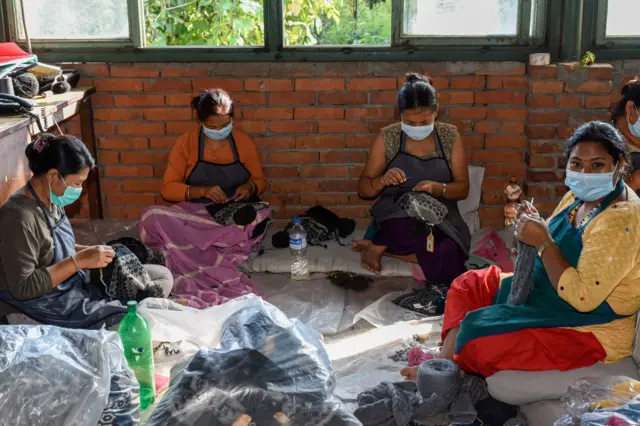 तयारी पोसाक बनाउँदै