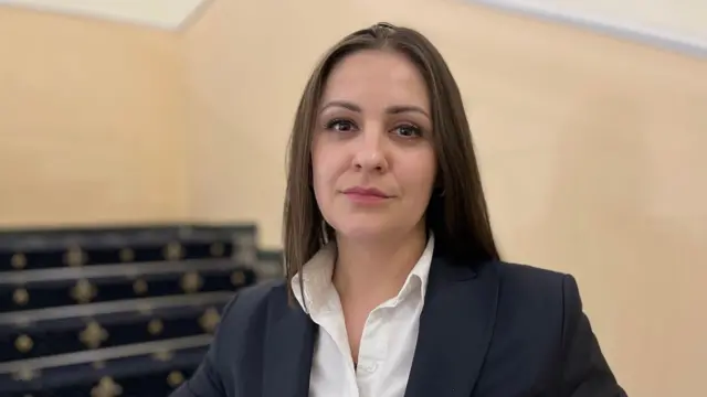 Жінка в костюмі 
