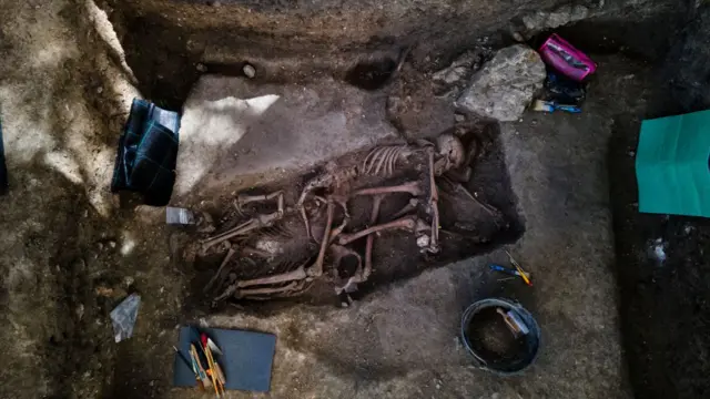Vista aérea de la fosa común donde se encontraron tres cadáveres, que se presume fueron asesinados en la guerra civil española el 6 de mayo de 2021 en Víznar, España.