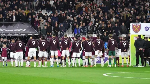 Nyuma y'impanuka yagize abakinnyi bambaye 'jersey' yiwe mu kwifatanya nawe