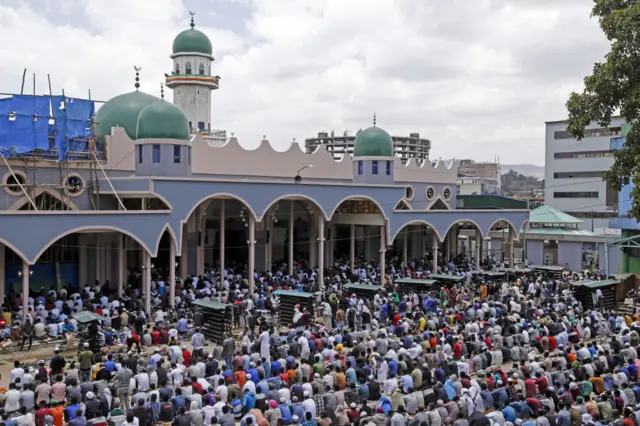 U eshagiga qol tiqdi U eshagiga qol tiqdi