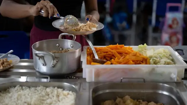 Reparto de comida en una escuela en Río de Janeiro, Brasil.
