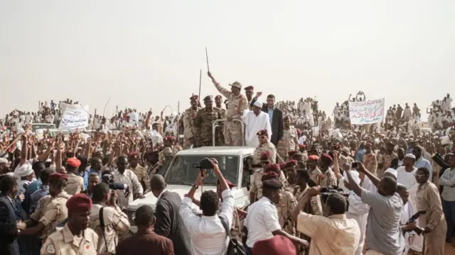 ሄምቲ እአአ 2019 ላይ ከካርቱም 60 ኪሎ ሜትር ርቃ በምትገኝ መንደር ለደጋፊዎቻቸው ሰላምታ ሲሰጡ