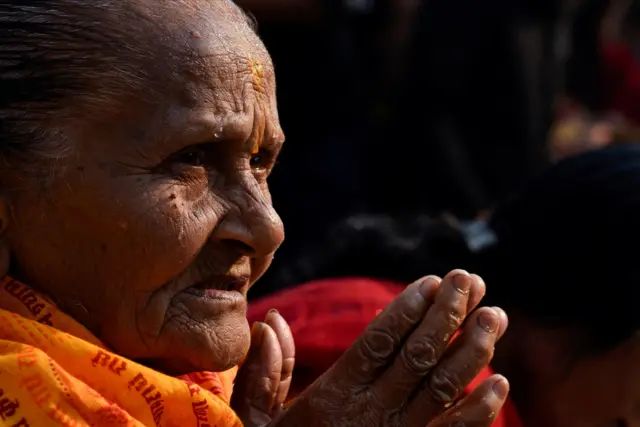 नेपाल में पूजा करती एक महिला