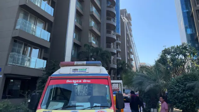 રાજકોટની એક બહુમાળી ઇમારતમાં આજે આગ ફાટી હતી. તેમાં ફસાયેલા 25થી વધુ લોકોને રૅસ્ક્યૂ કરવામાં આવ્યા હતા.