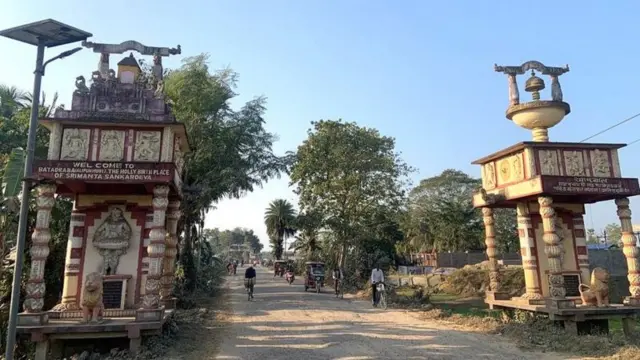 బాటాద్రవా మఠం ప్రవేశ ద్వారం