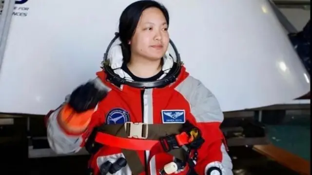 બીબીસી ગુજરાતી અંતરીક્ષયાત્રા મહિલાઓ સ્પેસ ટુરિઝમ જેફ બેઝોસ બ્લૂ ઓરિજિન કાર્મન લાઈન