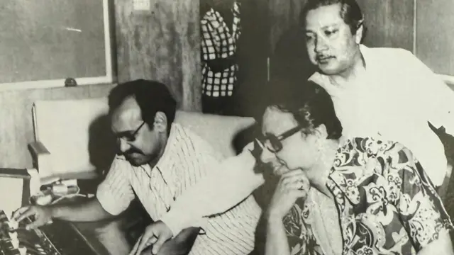 आरडी बर्मन और उनके सहयोगी मनोहारी सिंह (खड़े हुए)