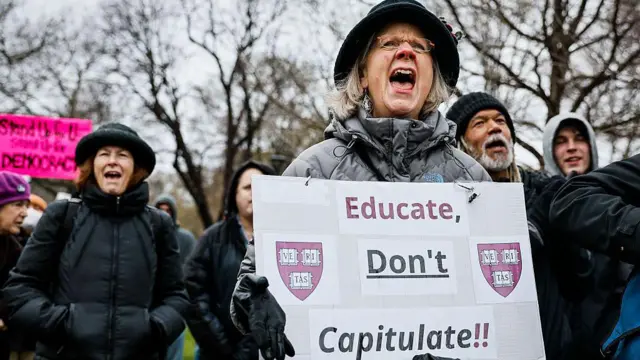 El desafío de Harvard a Trump que hizo que el presidente de EE.UU. congelara más de US$2.000 millones en fondos a la prestigiosa universidad - BBC News Mundo
