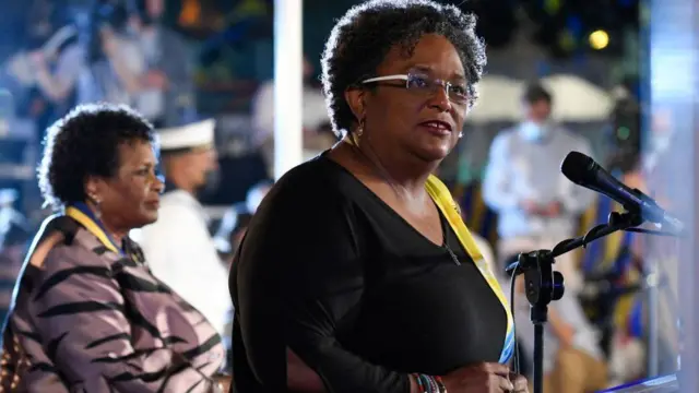 বার্বাডোসের রাষ্ট্রপতি স্যান্ড্রা ম্যাসন (বামে) এবং নারী প্রধানমন্ত্রী মিয়া আমোর মোটলি।