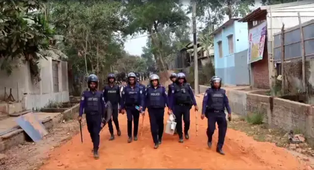 পুলিশ বলছে এলাকাটিতে তাদের নিয়ন্ত্রণ প্রতিষ্ঠিত হয়েছে