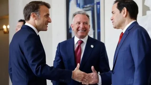 ウクライナ和平の協議のためフランス大統領府を訪れ、マクロン仏大統領（左）とあいさつする、ウィトコフ米大統領特使（中央）とルビオ国務長官（17日、パリ）