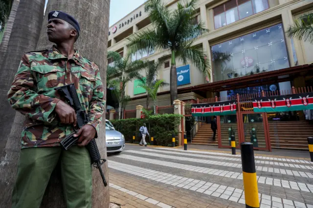Un policier kenyan monte la garde à l'entrée du centre commercial Westgate à Nairobi, au Kenya, le 21 septembre 2023.