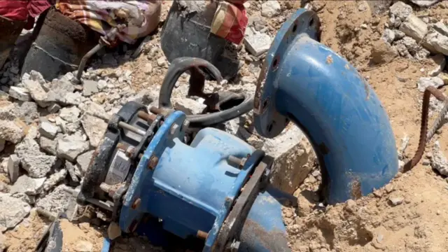 ग़ज़ा में टूटी हुई पाइपलाइन का हिस्सा
