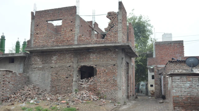 ਬੁਲਡੋਜ਼ਰ ਨਾਲ ਢਾਹਿਆ ਗਿਆ ਇੱਕ ਘਰ