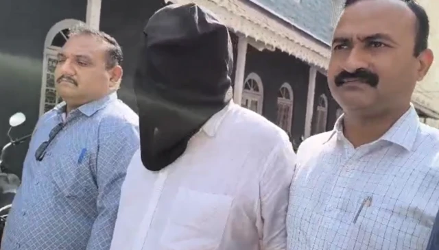 पोलीसांनी खरातच्या कार्यालयावर छापा टाकला असता, तिथे अनेक आक्षेपार्ह पुरावे हाती लागले आहेत.