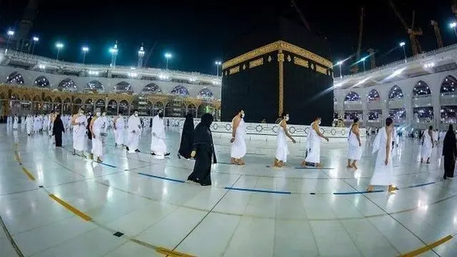 Des pélerins qui font le tour de la Kaaba