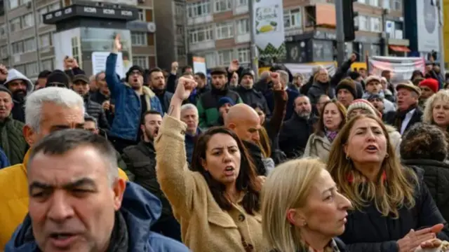 با وجود ممنوعیت چهار روزه برگزاری تجمع اعتراضی برخی از ساکنان استانبول با حضور در خیابان‌ها به دستگیری‌های صورت گرفته، اعتراض کردند